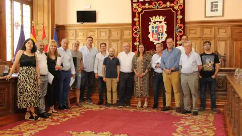 Alcaldes del PP trasladan al Ayuntamiento de Palencia las necesidades del alfoz y reclaman que se cuente con todas las administraciones .