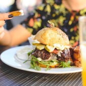 Guía práctica para disfrutar sin arruinarnos de los restaurantes costeros de la Vega Baja este verano