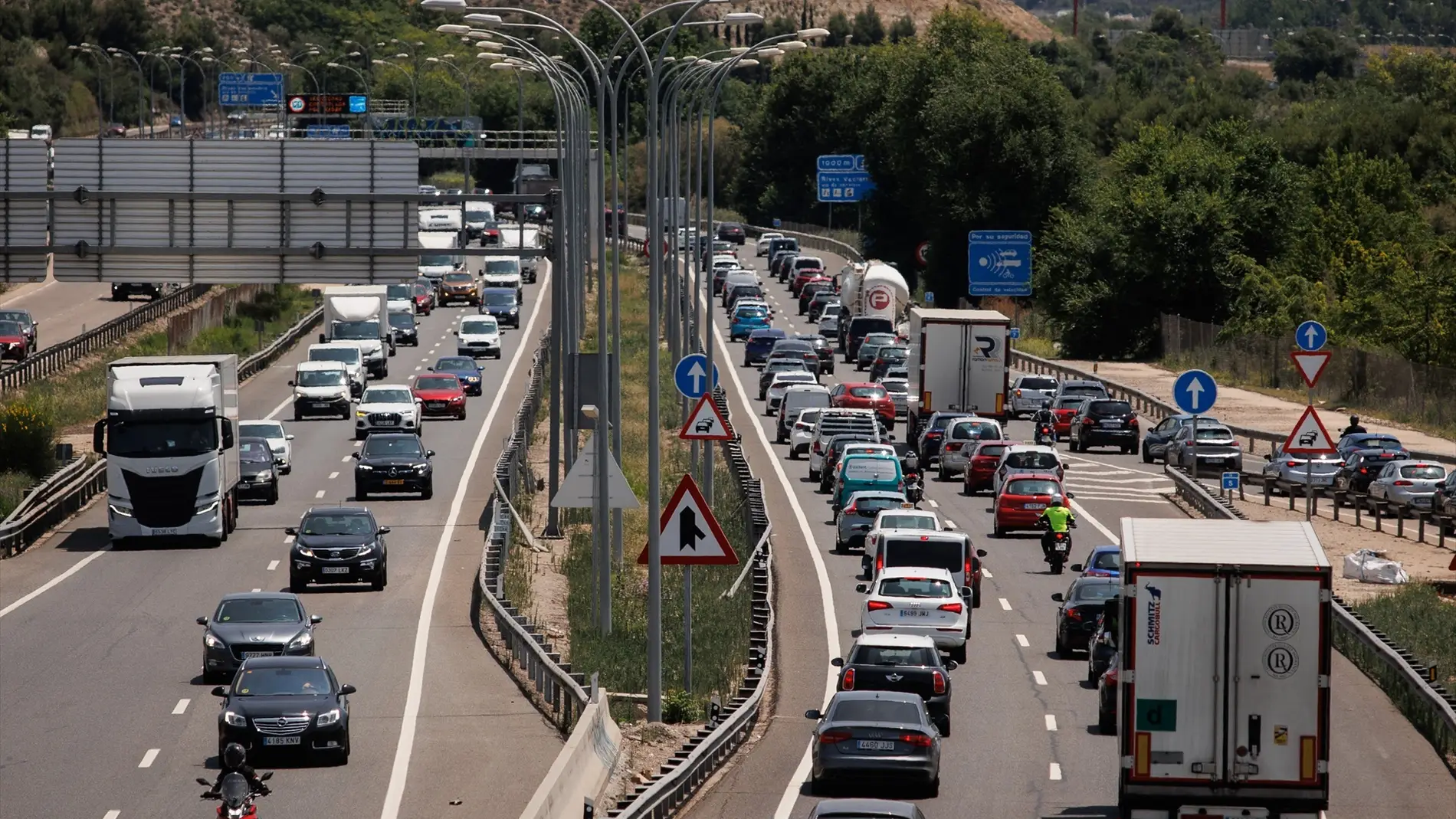 Atasco en la autovía A3, el primer día de la Operación Especial del Verano, a 30 de junio de 2023, en Madrid (España)