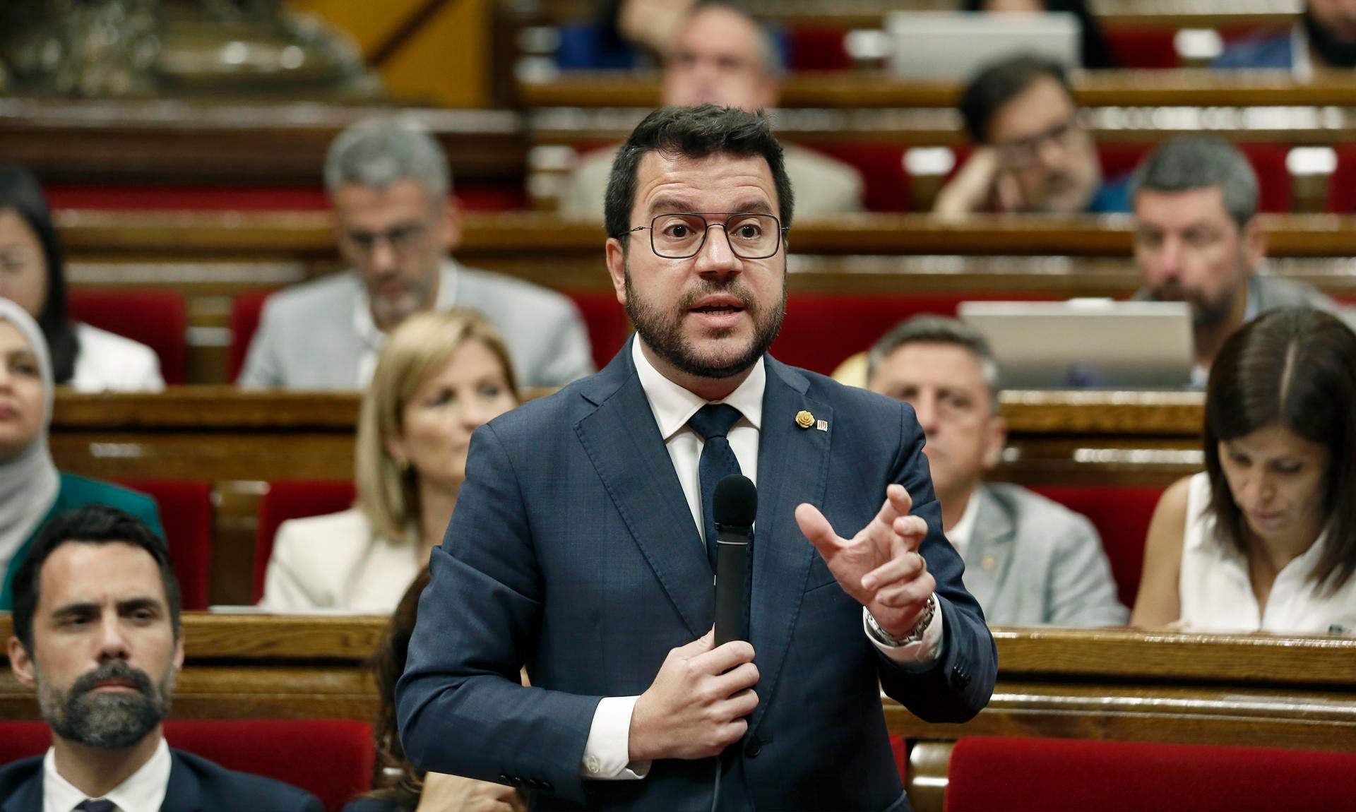 Pere Aragonès y JxCat se emplazan a buscar un "frente común" para poner condiciones a Pedro Sánchez Pere Aragonès y JxCat se emplazan a buscar un "frente común" para poner condiciones a Pedro Sánchez