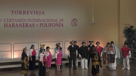 El Coro Pichincha de Ecuador interpretando sus polifon&iacute;as con trajes tradicionales del pa&iacute;s