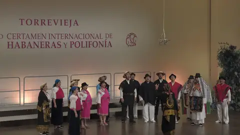 El Coro Pichincha de Ecuador interpretando sus polifonías con trajes tradicionales del país El Coro Pichincha de Ecuador interpretando sus polifonías con trajes tradicionales del país