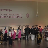 El Coro Pichincha de Ecuador interpretando sus polifonías con trajes tradicionales del país El Coro Pichincha de Ecuador interpretando sus polifonías con trajes tradicionales del país
