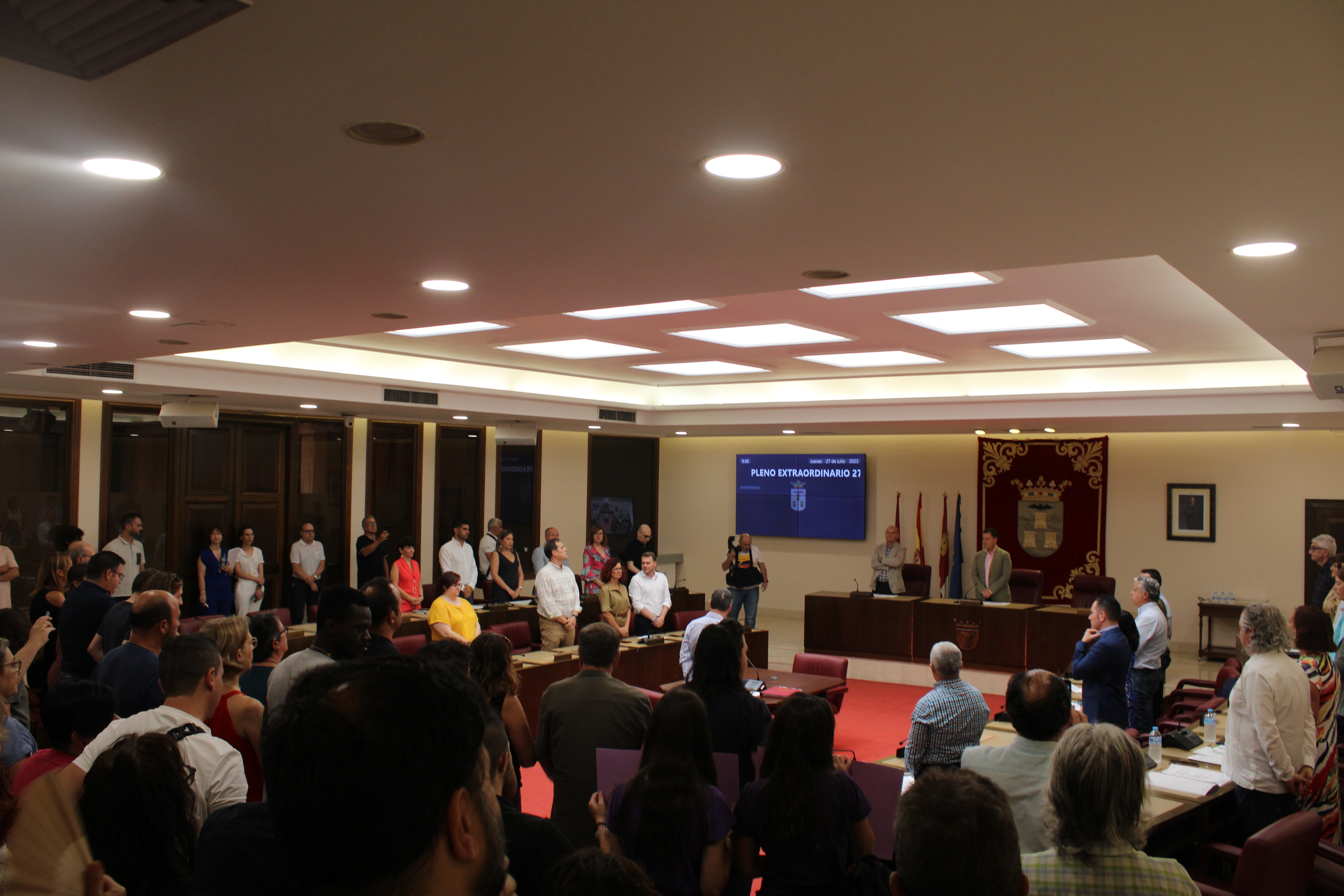 Los concejales de VOX se suman al minuto de silencio por las víctimas de violencia de género Los concejales de VOX se suman al minuto de silencio por las víctimas de violencia de género