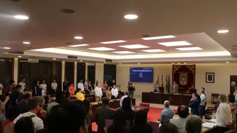 Los concejales de VOX se suman al minuto de silencio por las víctimas de violencia de género Los concejales de VOX se suman al minuto de silencio por las víctimas de violencia de género