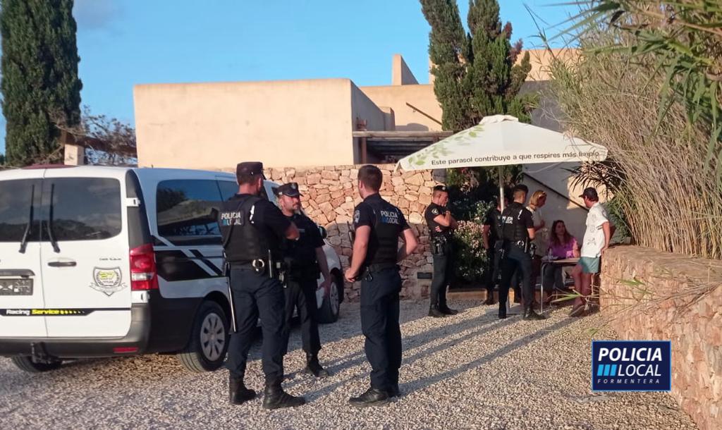La Policía Local de Formentera paraliza una fiesta ilegal que se estaba desarrollando en una casa alquilada de cala Saona La Policía Local de Formentera paraliza una fiesta ilegal que se estaba desarrollando en una casa alquilada de cala Saona