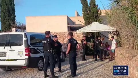 La Policía Local de Formentera paraliza una fiesta ilegal que se estaba desarrollando en una casa alquilada de cala Saona La Policía Local de Formentera paraliza una fiesta ilegal que se estaba desarrollando en una casa alquilada de cala Saona