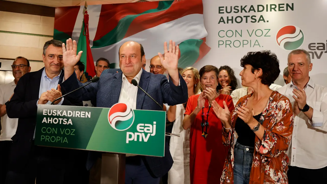 El presidente del PNV Andoni Ortuzar, junto a Aitor Esteban, Iñigo Urkullu.