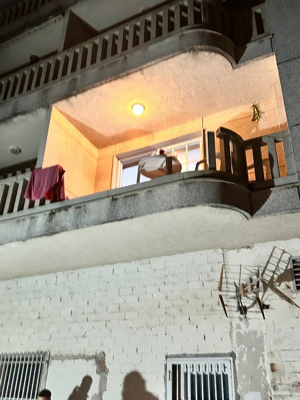 Cuatro jóvenes heridos tras caer por un balcón en Sanxenxo Cuatro jóvenes heridos tras caer por un balcón en Sanxenxo