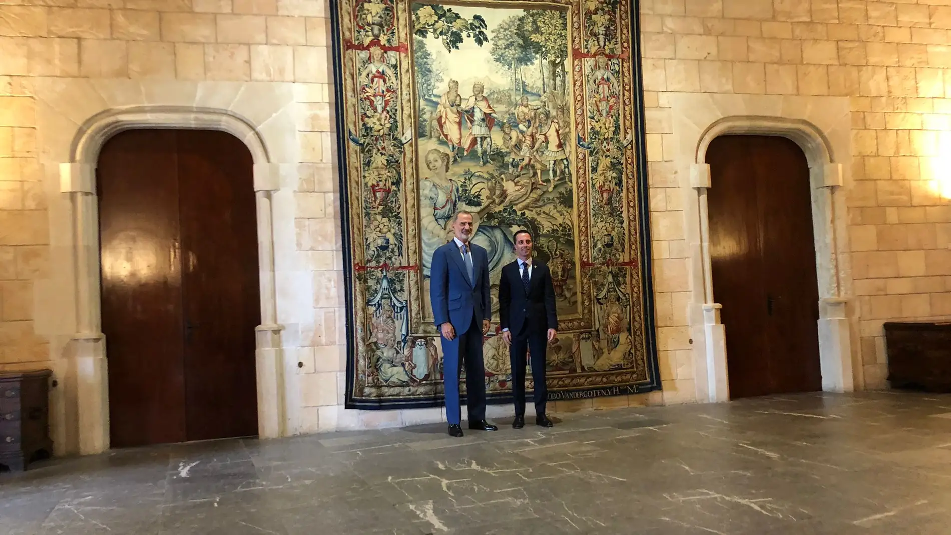 El Rey Felipe VI y el presidente del Consell de Mallorca, Llorenç Galmés, en el Palacio de la Almudaina.