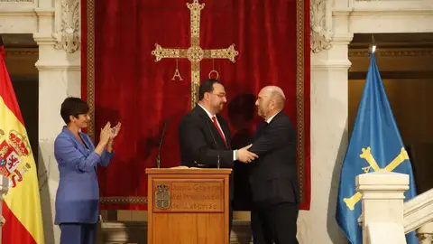 Toma de posesión de Adrián Barbón. Adrián Barbón toma de posesión