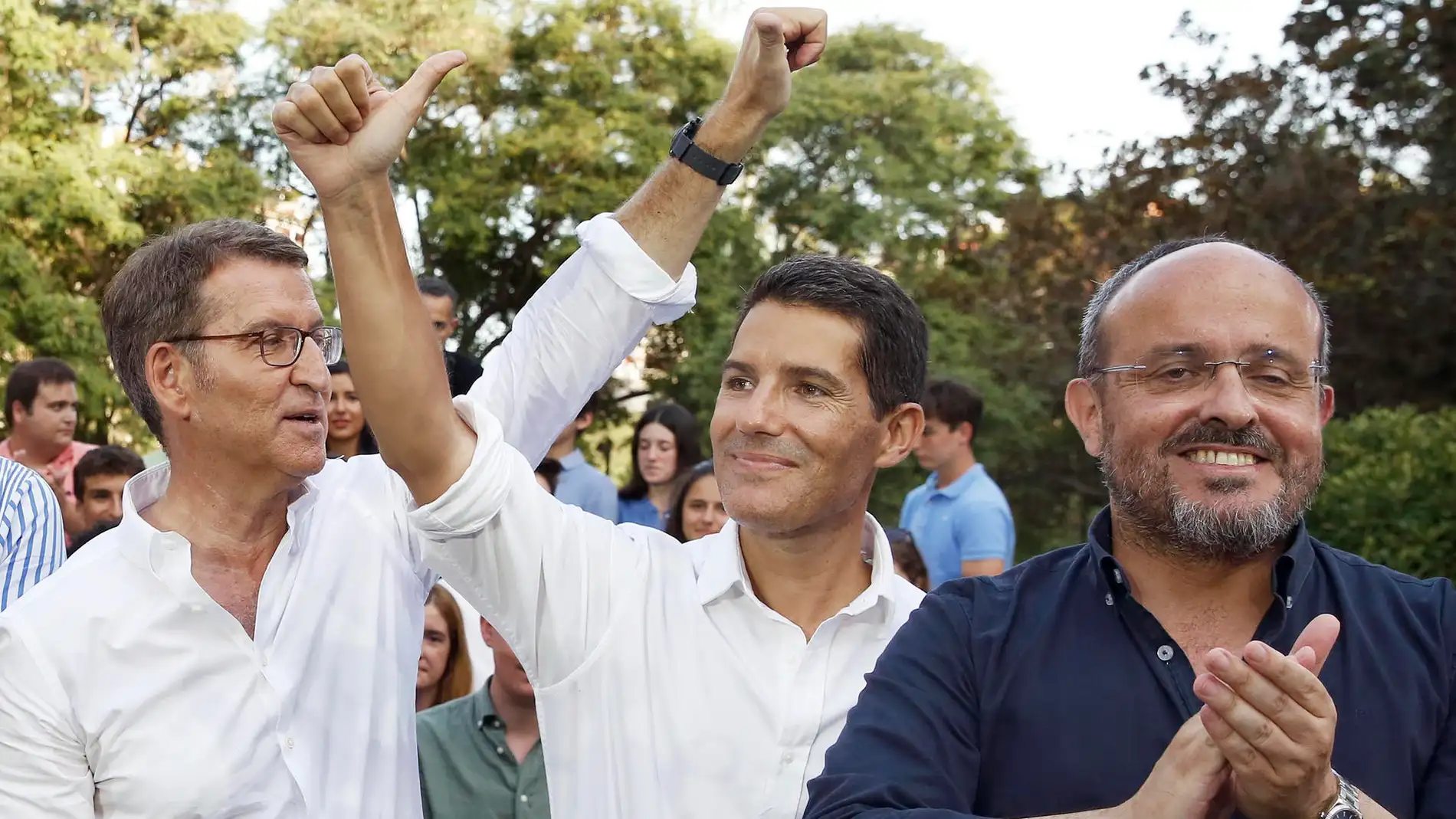 Alejandro Fernández junto a Núñez Feijóo y Nacho Martín, candidato al congreso, en un acto electoral en Cataluña