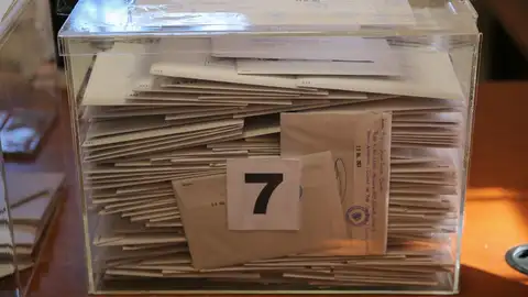 Fotografía de sobres en la urna de votación para el 23J en Montevideo (Uruguay). Fotografía de sobres en la urna de votación para el 23J en Montevideo (Uruguay).