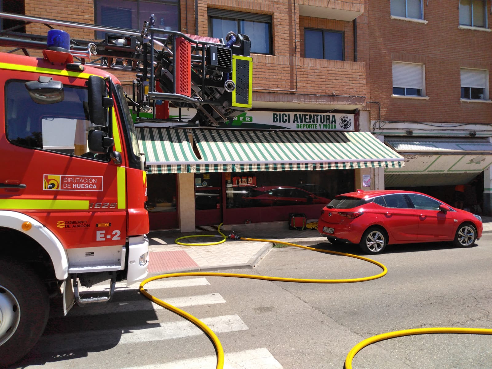 Desalojadas 15 personas por un incendio en una tienda de ropa deportiva Desalojadas 15 personas por un incendio en una tienda de ropa deportiva