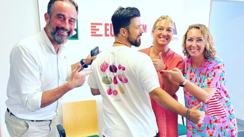 Jos&eacute; Luis Mateo y Elka Dimitrova posan en Onda Cero Mallorca con los invitados de la &uacute;ltima secci&oacute;n de gastronom&iacute;a, Andr&eacute;s Ben&iacute;tez y Tiffany Blackman