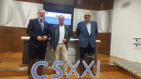 Oviedo presenta el proyecto Comino de Santiago siglo XXI concejal de turismo, presidente de la organización camino francés y representante amigos del camino