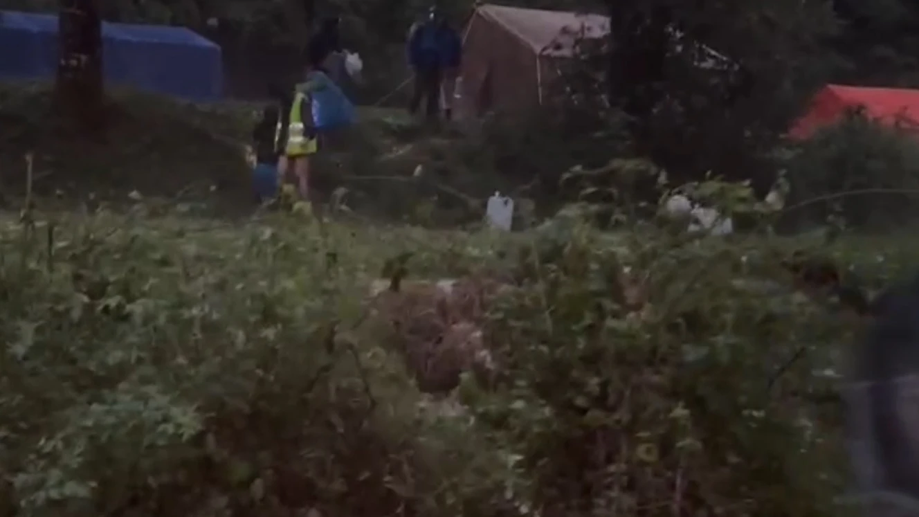 Los jóvenes tuvieron que ser evacuados por la tormenta. Los jóvenes tuvieron que ser evacuados por la tormenta.
