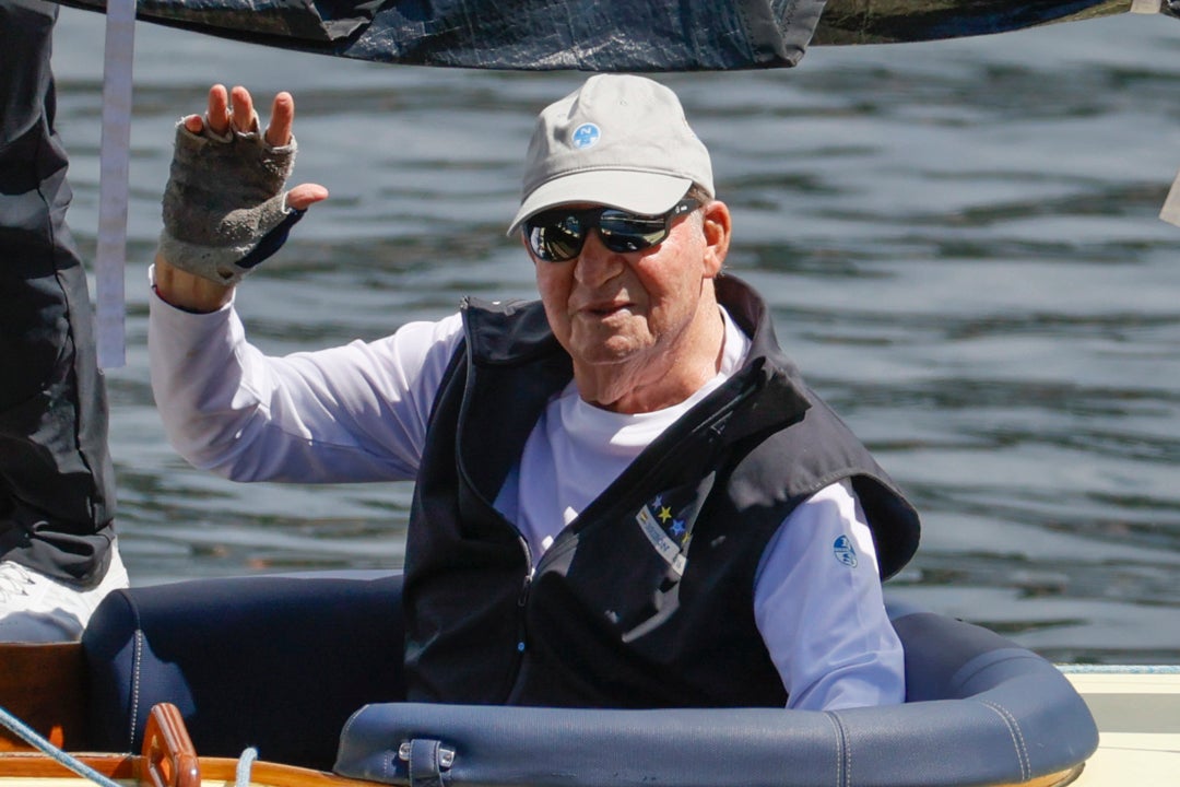 Juan Carlos I sale a navegar en el 'Bribón', que participa en las regatas de Sanxenxo Juan Carlos I sale a navegar en el 'Bribón', que participa en las regatas de Sanxenxo