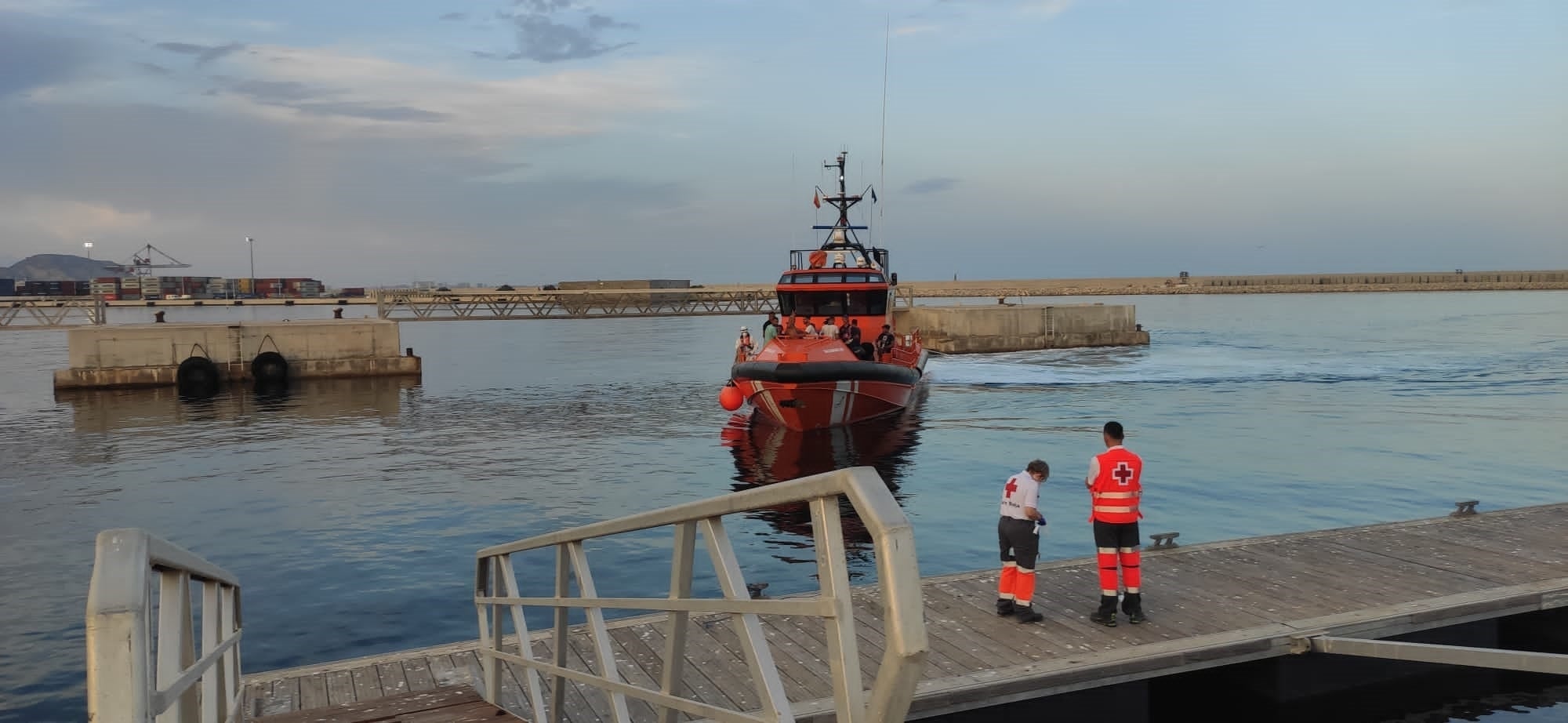 Fallece un inmigrante a bordo de una patera frente a Marina de Cope en Águilas Fallece un inmigrante a bordo de una patera frente a Marina de Cope en Águilas