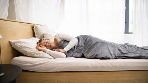 Imagen de archivo de una mujer durmiendo la siesta Imagen de archivo de una mujer durmiendo la siesta
