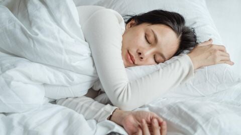 Una mujer disfrutando de una buena siesta
