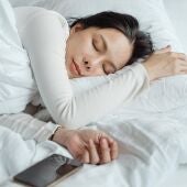 Una mujer disfrutando de una buena siesta 