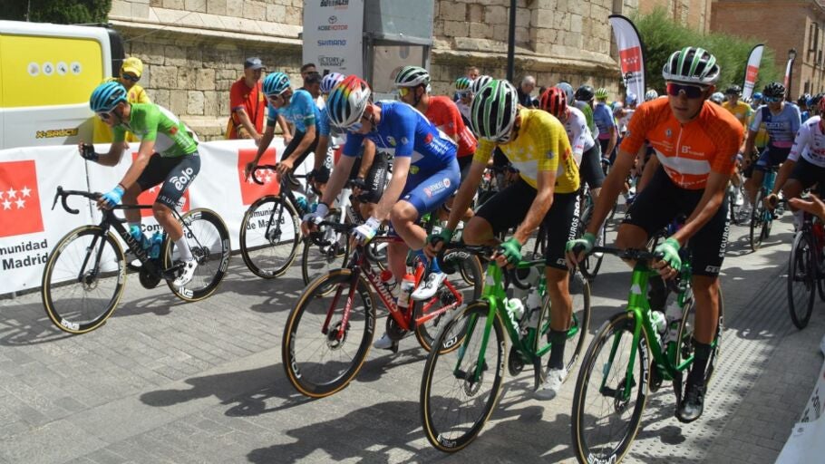 Salida de los ciclistas en la segunda etapa de la Vuelta Ciclista a la Comunidad de Madrid