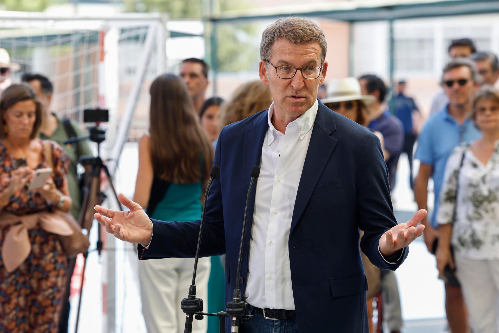 Feijóo responde a Sánchez que "marginar a la mitad de los españoles" es "dividir" España Feijóo responde a Sánchez que "marginar a la mitad de los españoles" es "dividir" España