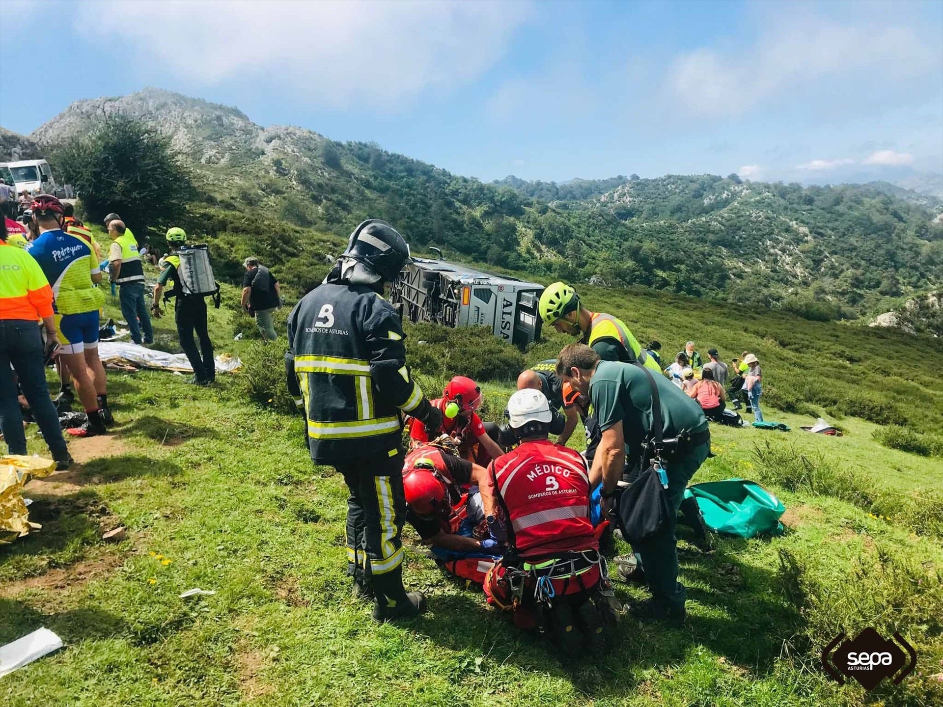 Siete hospitalizados tras despeñarse un autobús en la subida a los Lagos de Covadonga Siete hospitalizados tras despeñarse un autobús en la subida a los Lagos de Covadonga