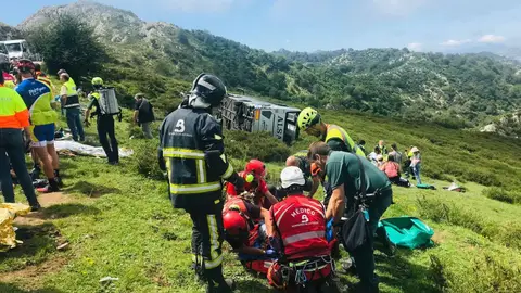 Efectivos del SEPA atienden a una de las heridas en el vuelco de un autobús en la subida a los Lagos de Covadonga.