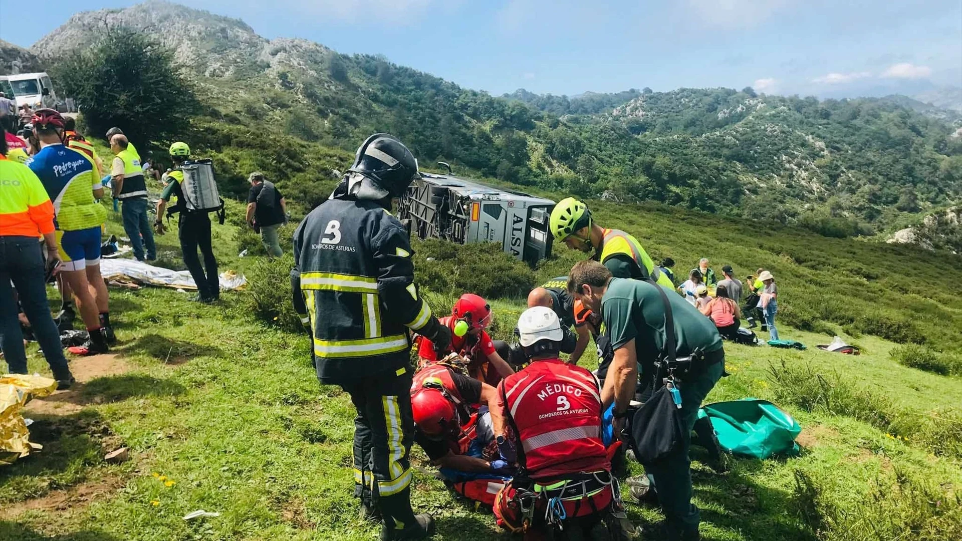 Efectivos del SEPA atienden a una de las heridas en el vuelco de un autobús en la subida a los Lagos de Covadonga. Efectivos del SEPA atienden a una de las heridas en el vuelco de un autobús en la subida a los Lagos de Covadonga.