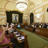 El Ayuntamiento aprueba con los votos de PP y Vox la reducción del 3% del sueldo de la alcaldesa