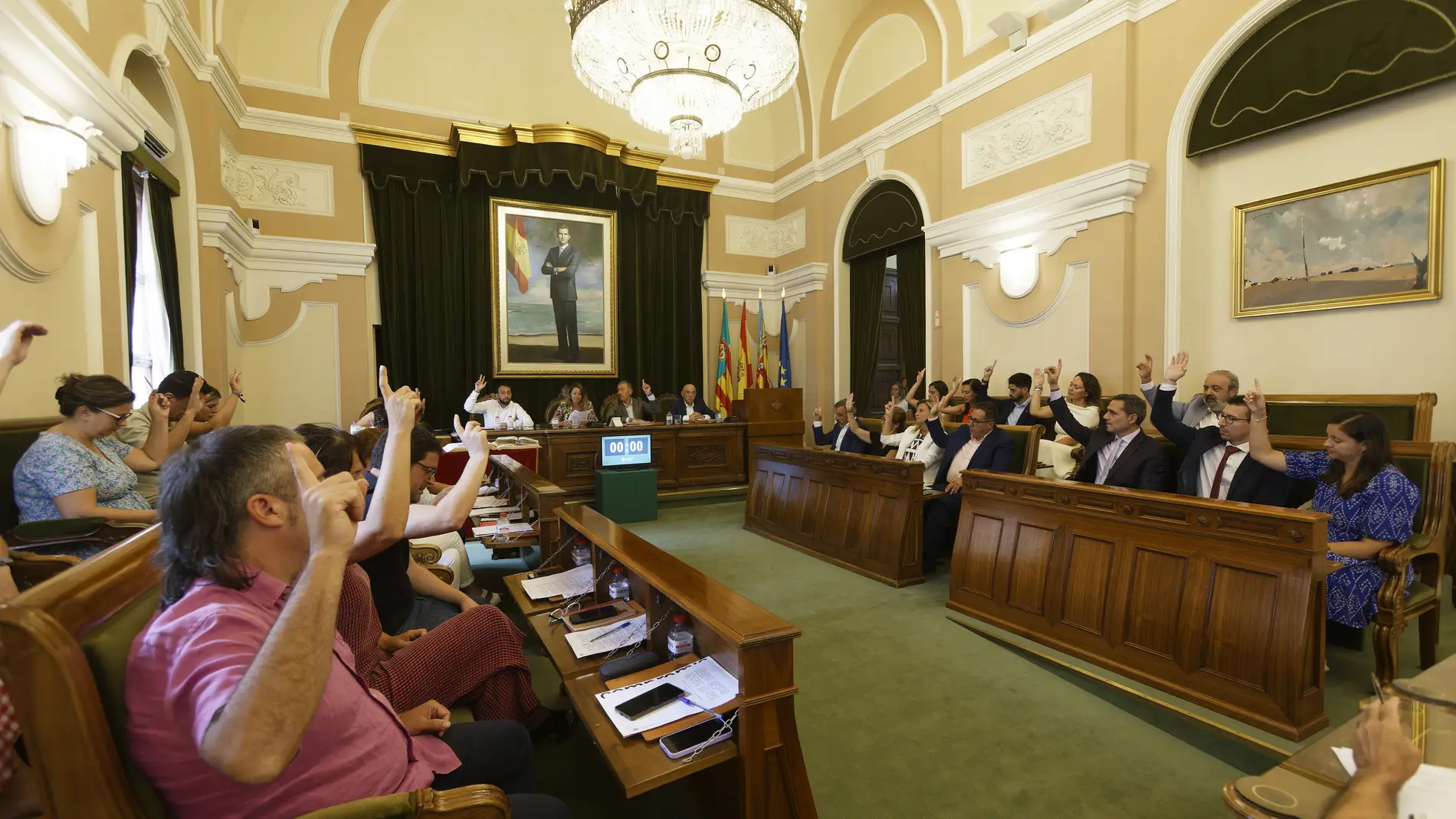 El Ayuntamiento aprueba con los votos de PP y Vox la reducción del 3% del sueldo de la alcaldesa