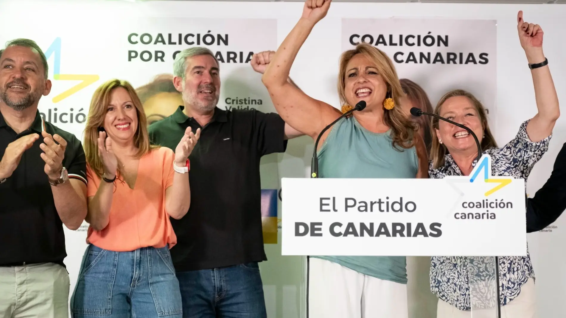 Dirigentes de Coalición Canaria en la sede electoral de CC en Santa Cruz de Tenerife la noche del 23J