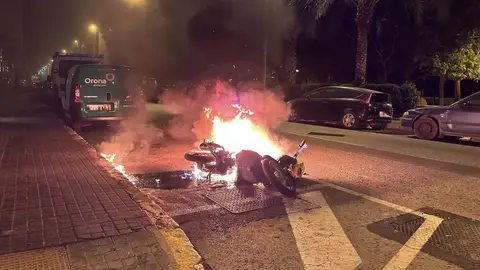 Motocicleta ardiendo por un fuego provocado por el detenido en Elche. Motocicleta ardiendo por un fuego provocado por el detenido en Elche.