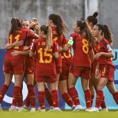 Las jugadoras de la selección española sub 19 celebran un gol durante el Europeo