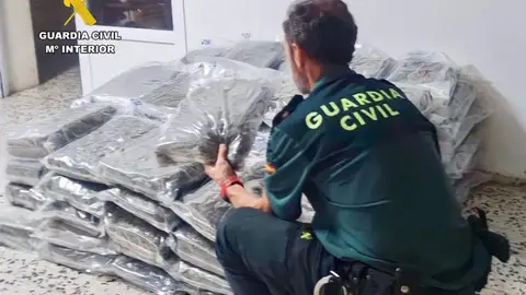 La Guardia Civil localiza 94 kilos de cogollos de marihuana en un coche que sufrió un accidente en la A-5 cerca de Trujillo La Guardia Civil localiza 94 kilos de cogollos de marihuana en un coche que sufrió un accidente en la A-5 cerca de Trujillo