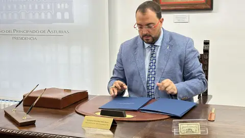 Adrián Barbón Adrián Barbón firma los decretos de reestructuración del gobierno