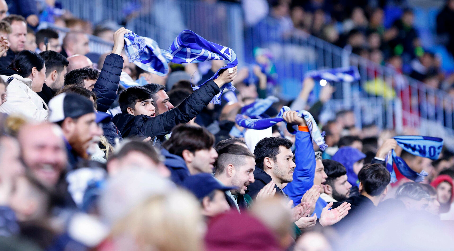 Aficionados del Málaga en La Rosaleda Aficionados del Málaga en La Rosaleda