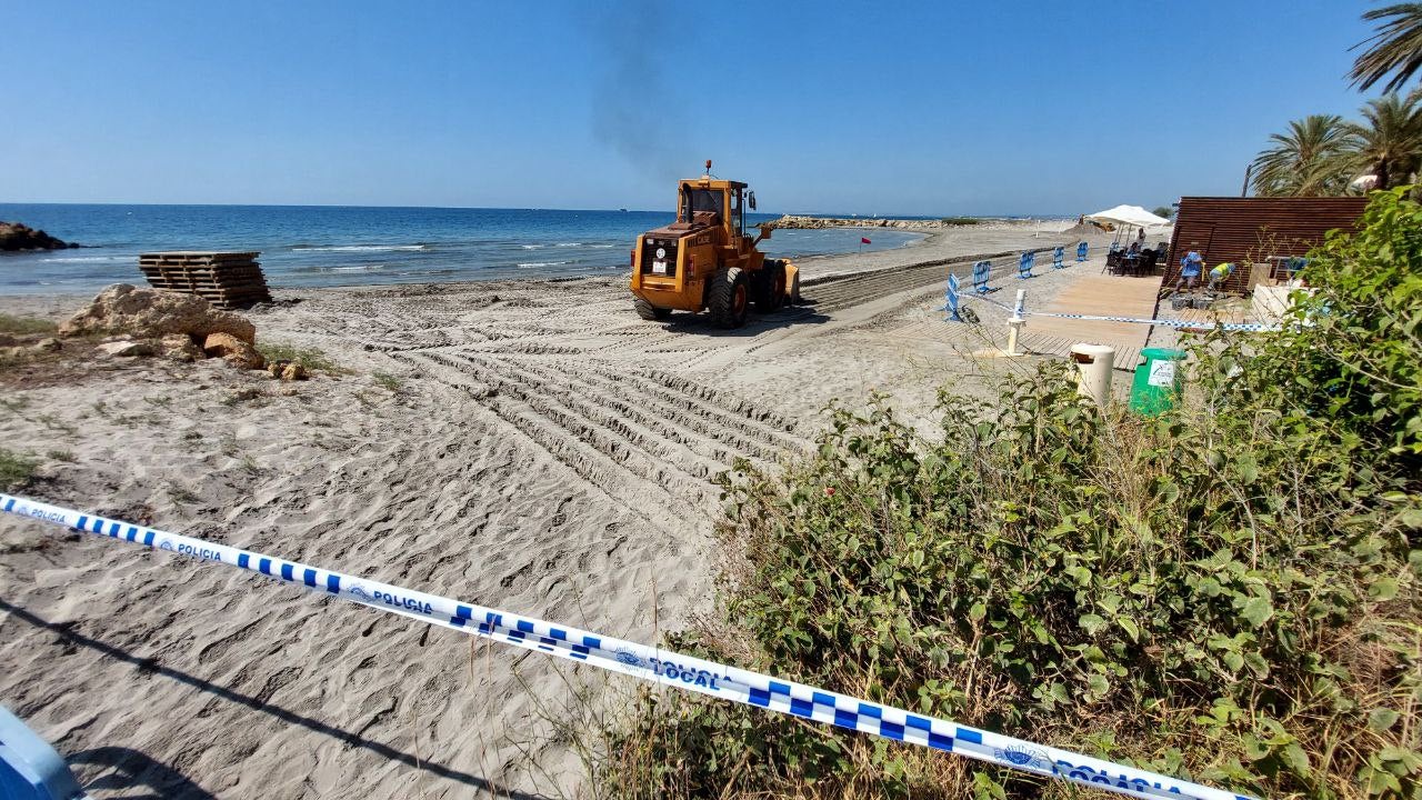 Un fallo en el bombeo de aguas residuales provoca un vertido en la arena de la cala del Carlotti de Santa Pola Un fallo en el bombeo de aguas residuales provoca un vertido en la arena de la cala del Carlotti de Santa Pola