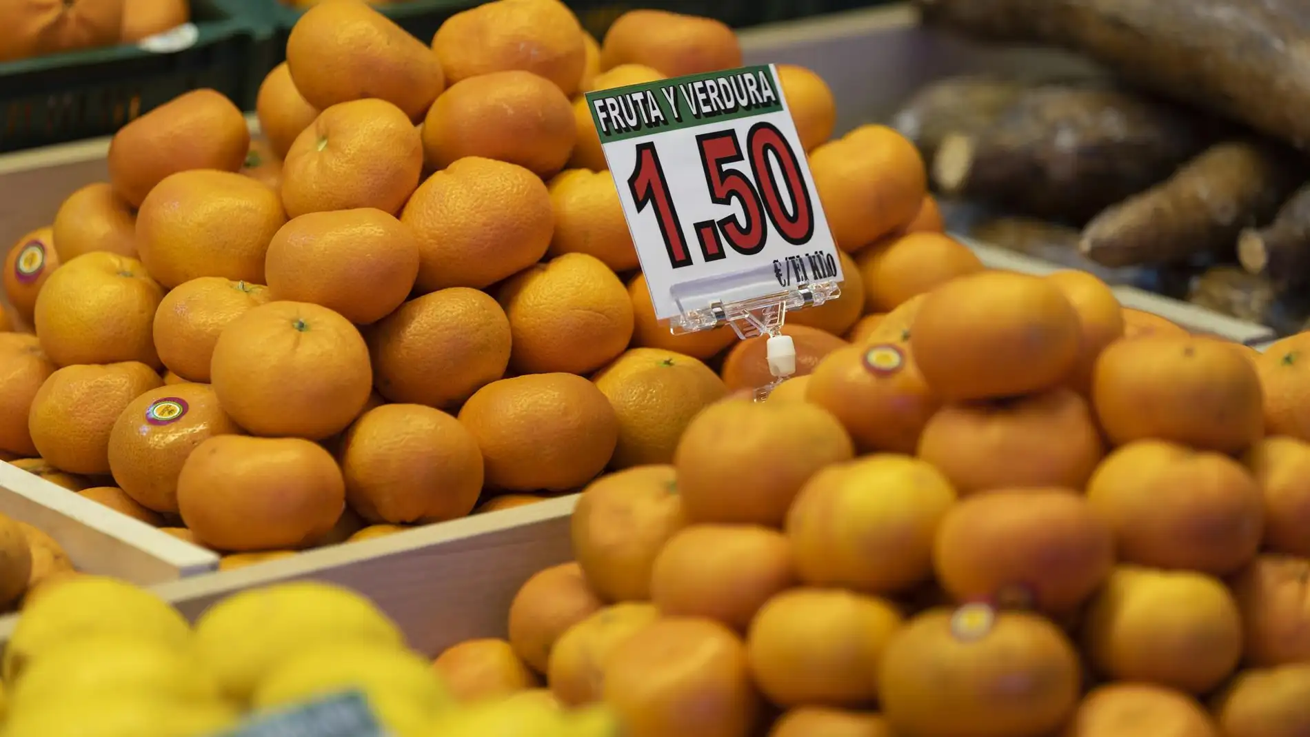 Archivo - Mandarinas en un puesto de un mercado - 