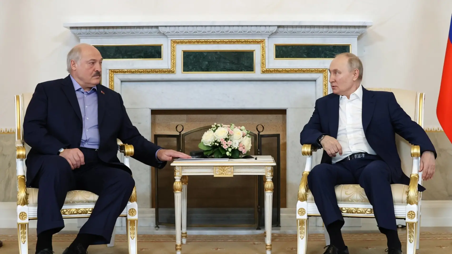 Foto de archivo de un encuentro entre Vladimir Putin y el presidente bielorruso Alexander Lukashenko 