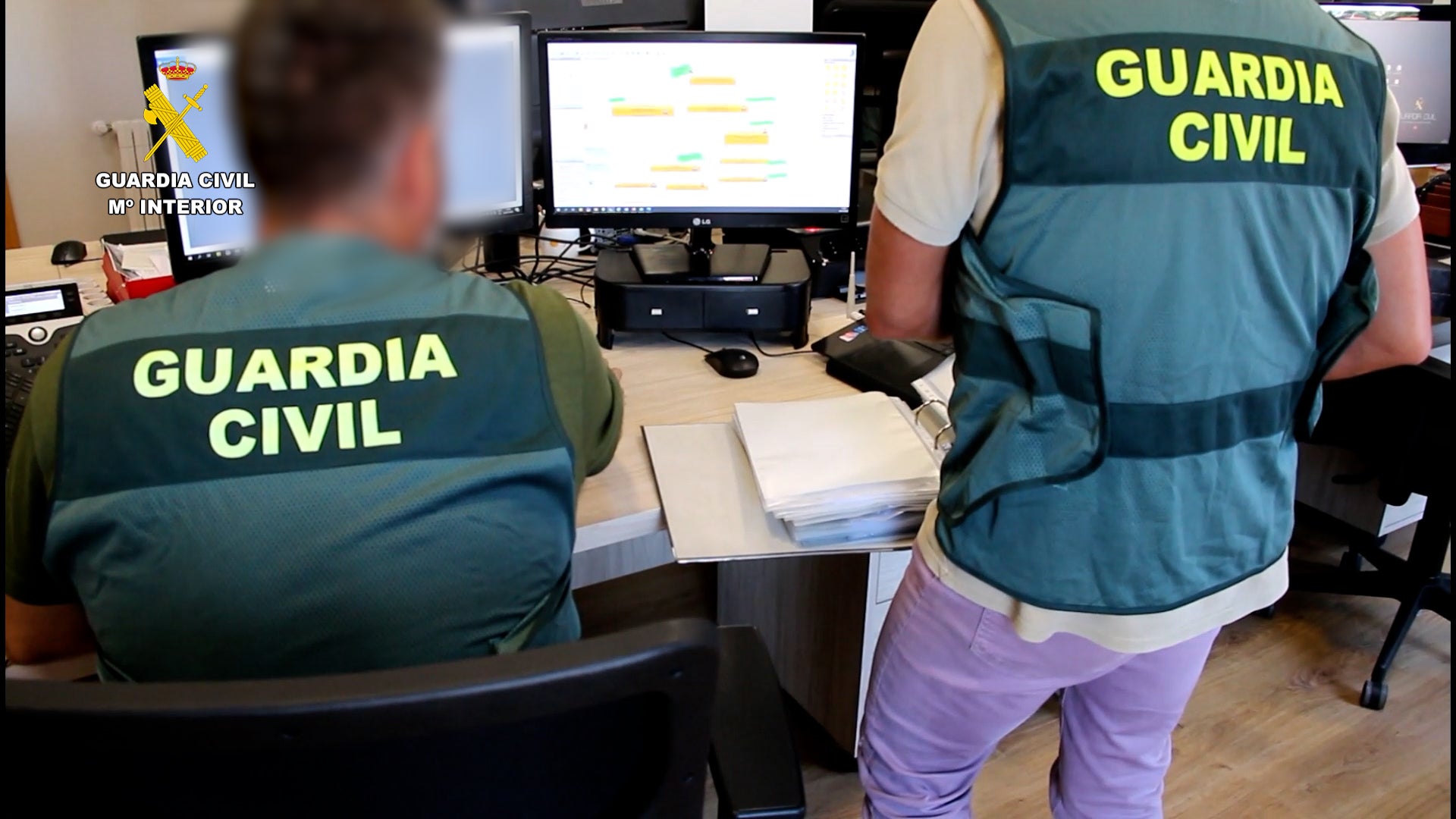 La Guardia Civil de Cantabria detiene a un centenar de personas por estafar más de un millón de euros mediante los SMS fraudulentos La Guardia Civil de Cantabria detiene a un centenar de personas por estafar más de un millón de euros mediante los SMS fraudulentos