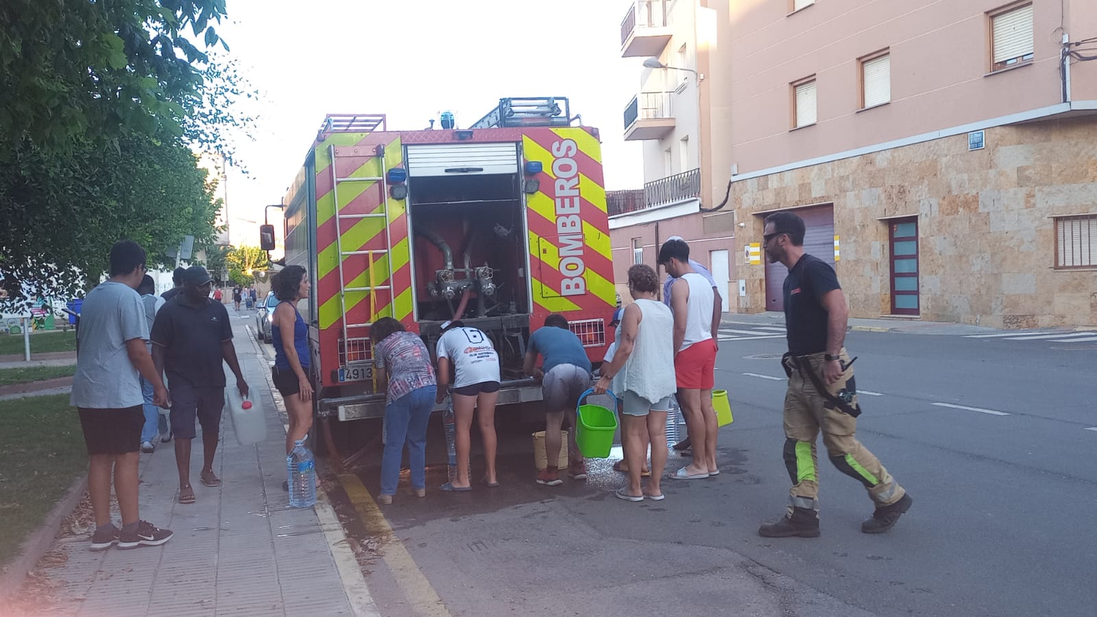 Los bomberos abastecen de agua a Binéfar tras una avería Los bomberos abastecen de agua a Binéfar tras una avería