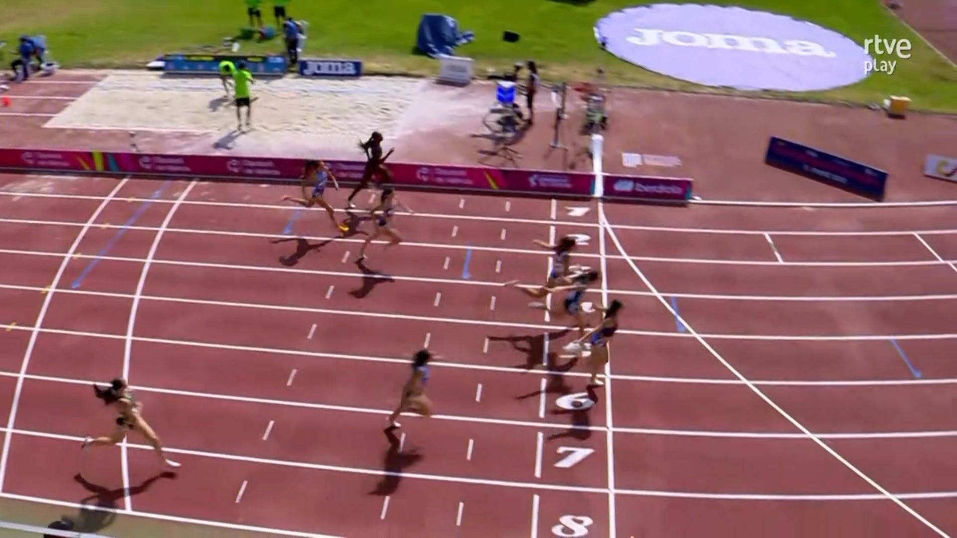 Hermi Parra alcanza la plata en 400 metros con un final impresionante Hermi Parra alcanza la plata en 400 metros con un final impresionante