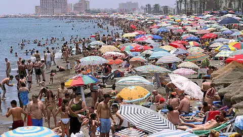 Playa de Huelín en Málaga cubierta de sombrillas Playa de Huelín en Málaga cubierta de sombrillas