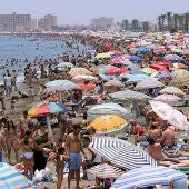 Playa de Huelín en Málaga cubierta de sombrillas