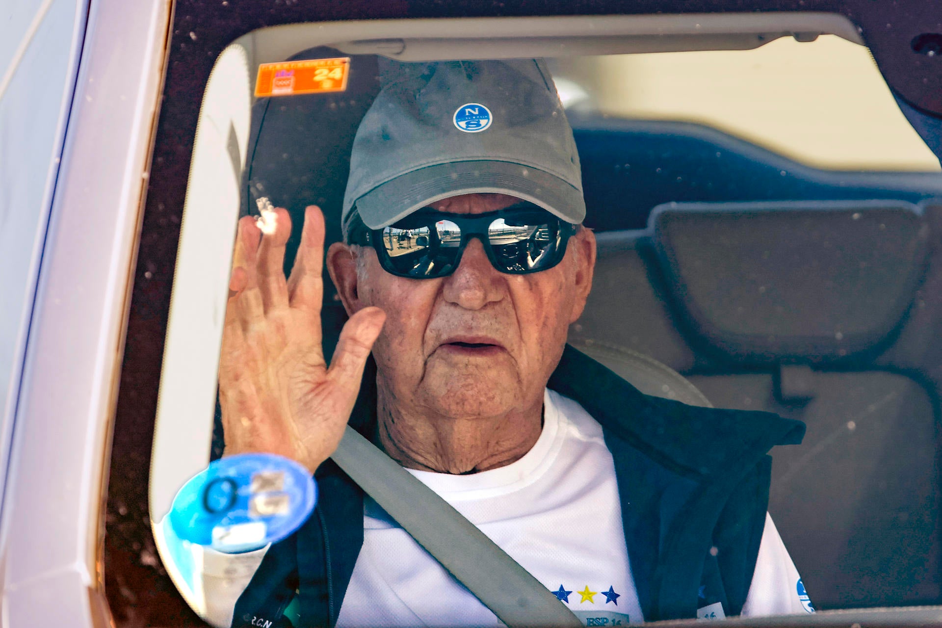 Juan Carlos I deja Sanxenxo "muy contento" y confirma que volverá "pronto" Juan Carlos I deja Sanxenxo "muy contento" y confirma que volverá "pronto"