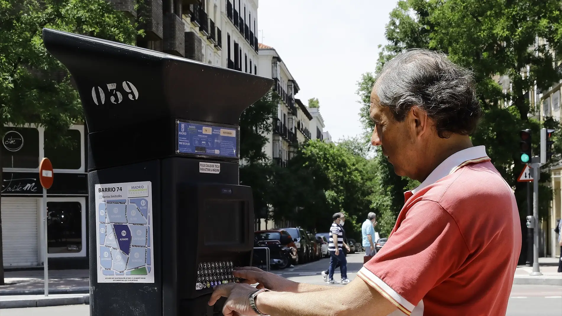 Un hombre utiliza el parquímetro del Servicio de Estacionamiento Regulado (SER) de Madrid.