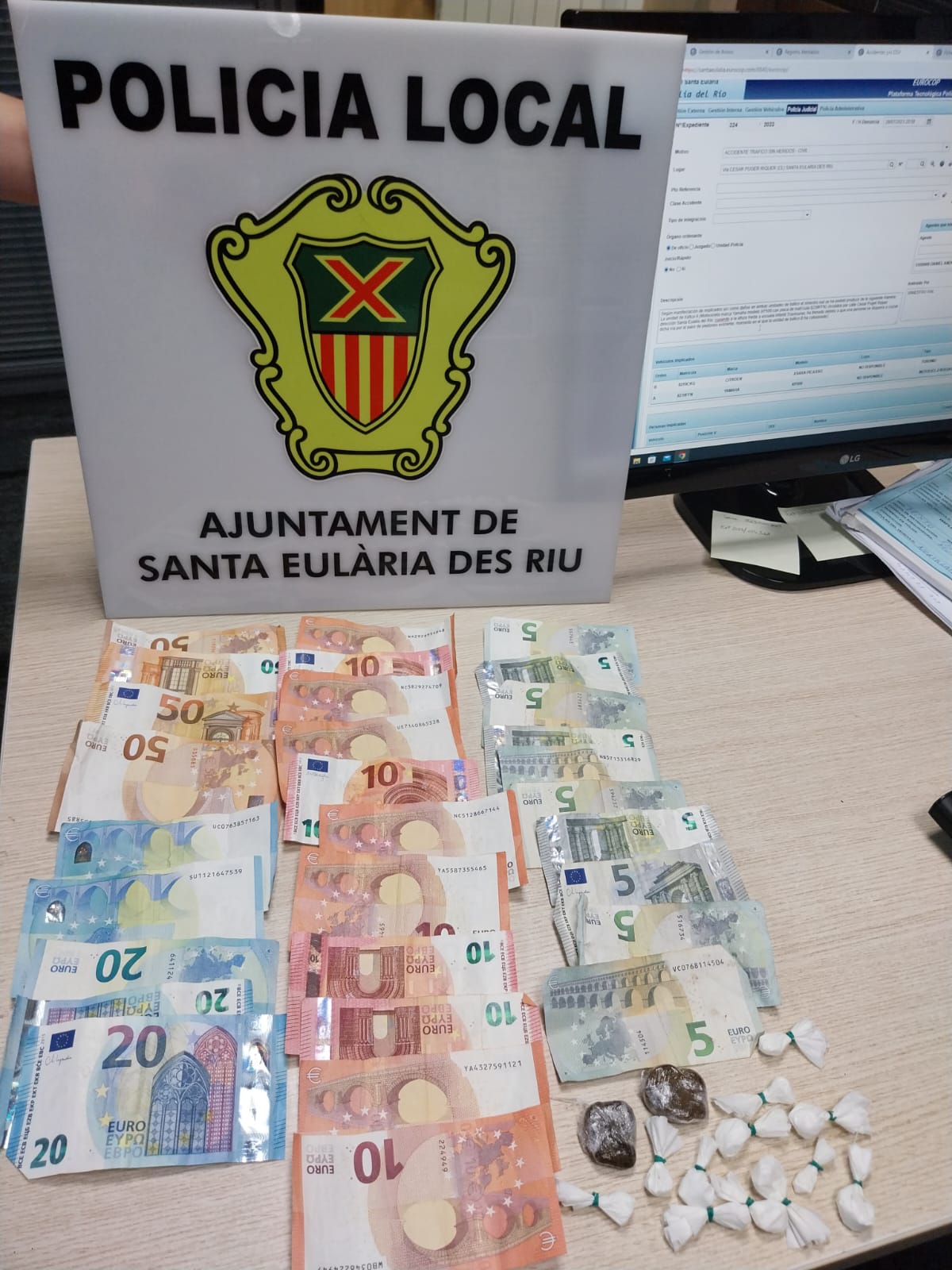 La Policía Local de Santa Eulària detiene a dos hombres en dos operativos por robo y tráfico de drogas La Policía Local de Santa Eulària detiene a dos hombres en dos operativos por robo y tráfico de drogas